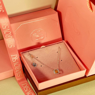 سلسال نسائي أنيق من ماركة سواروفسكي SWAROVSKI - 